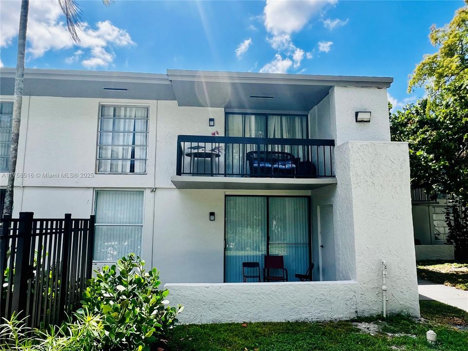 For Sale: $175,000 (1 beds, 1 baths, 800 Square Feet)