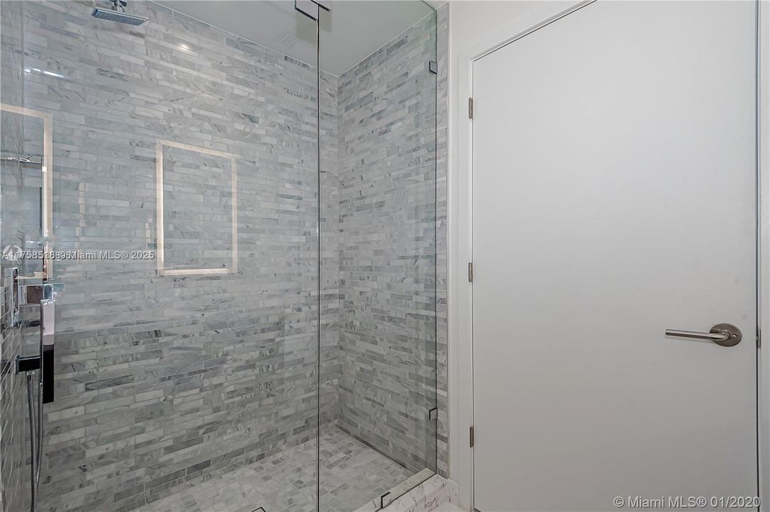 For Sale: $700,000 (1 beds, 2 baths, 1018 Square Feet)