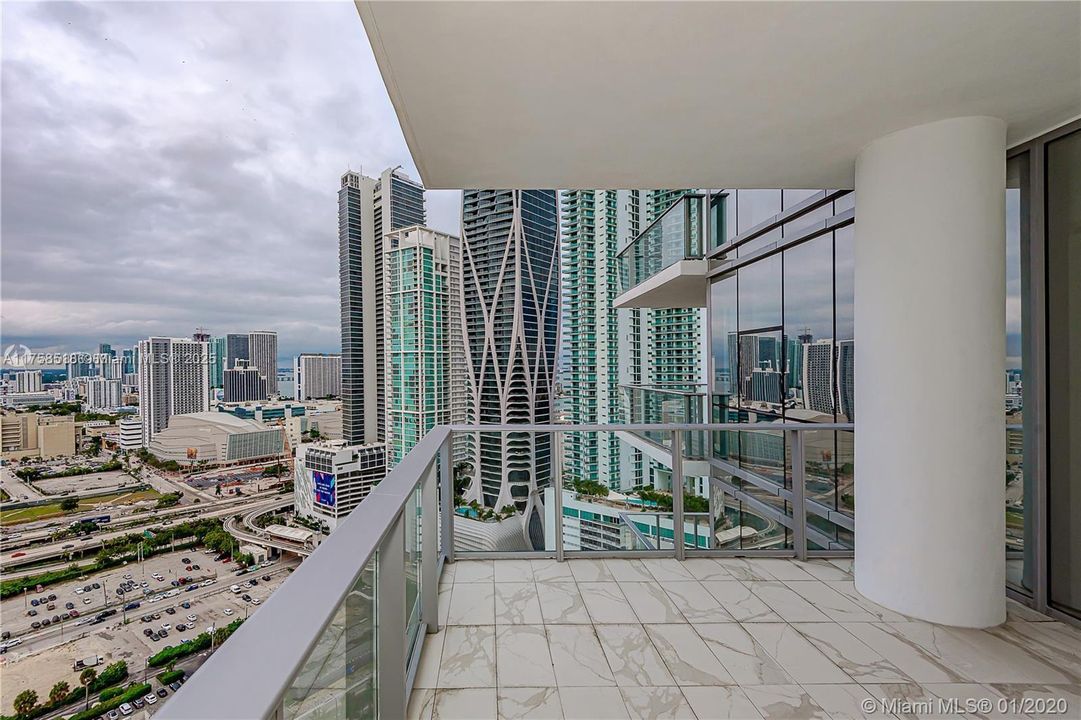 For Sale: $700,000 (1 beds, 2 baths, 1018 Square Feet)