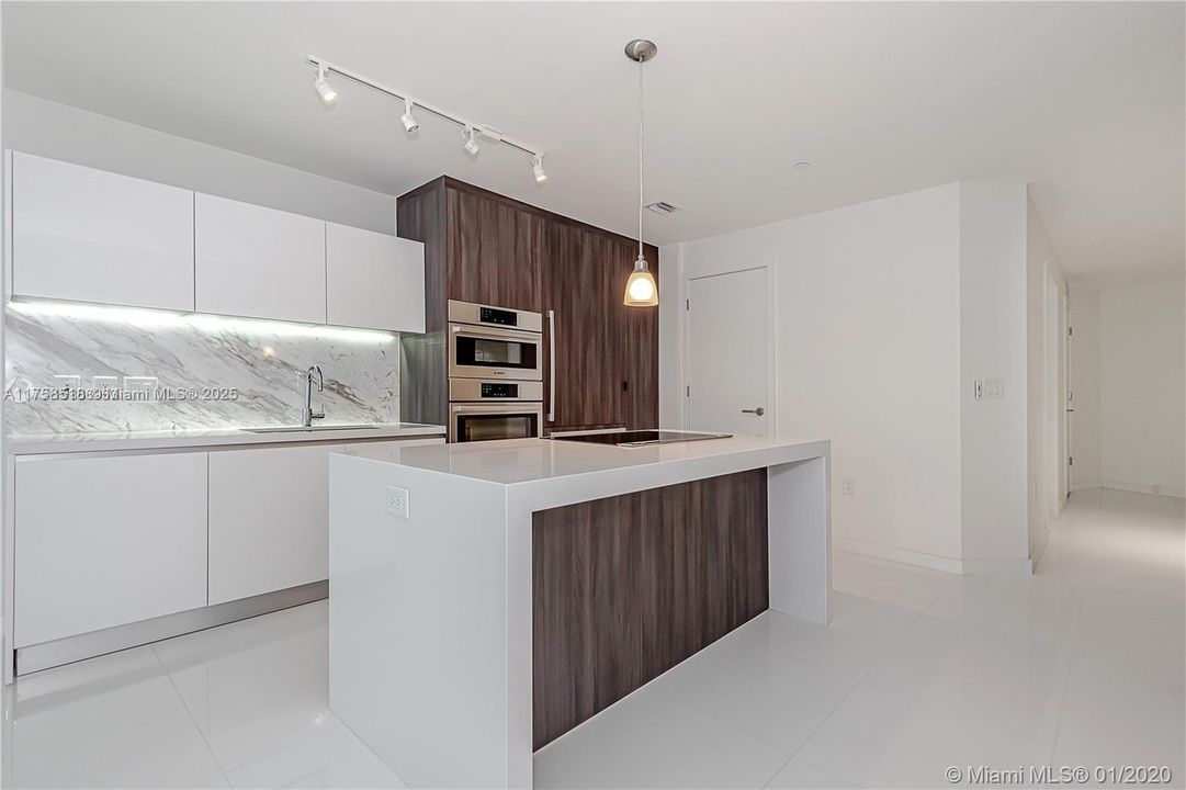 For Sale: $700,000 (1 beds, 2 baths, 1018 Square Feet)
