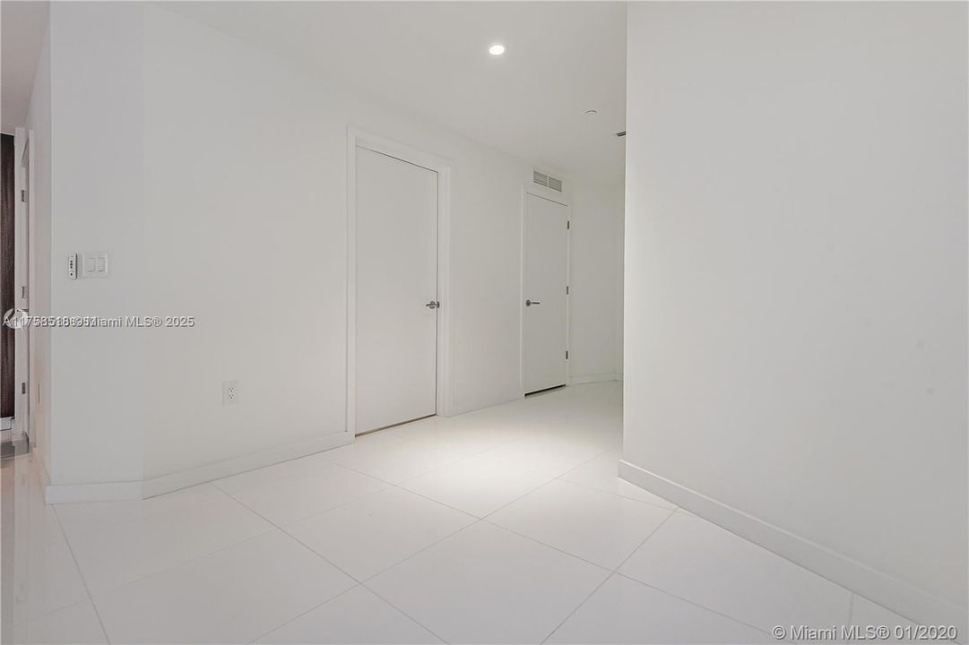 For Sale: $700,000 (1 beds, 2 baths, 1018 Square Feet)