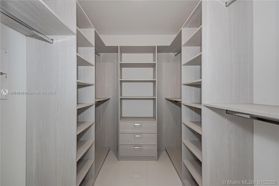 For Sale: $700,000 (1 beds, 2 baths, 1018 Square Feet)