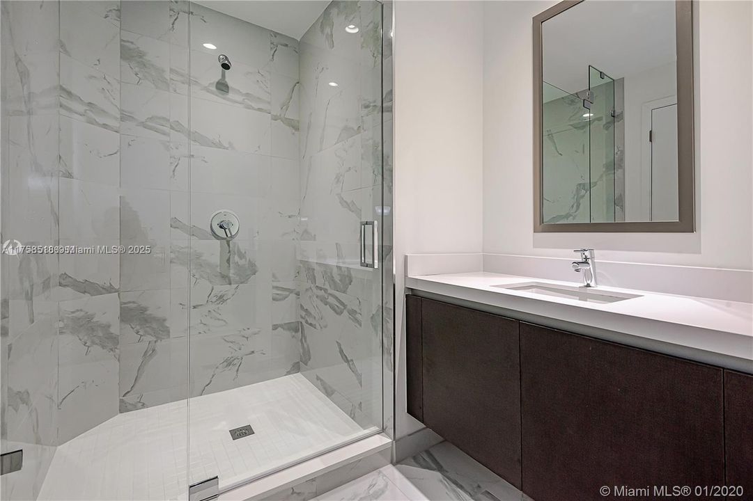 For Sale: $700,000 (1 beds, 2 baths, 1018 Square Feet)