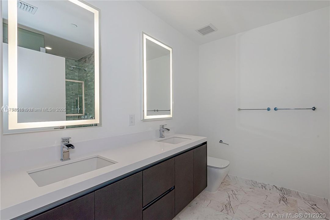For Sale: $700,000 (1 beds, 2 baths, 1018 Square Feet)