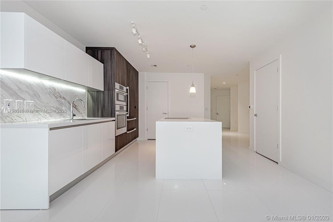For Sale: $700,000 (1 beds, 2 baths, 1018 Square Feet)