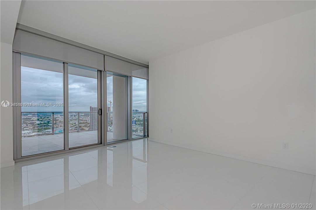 For Sale: $700,000 (1 beds, 2 baths, 1018 Square Feet)