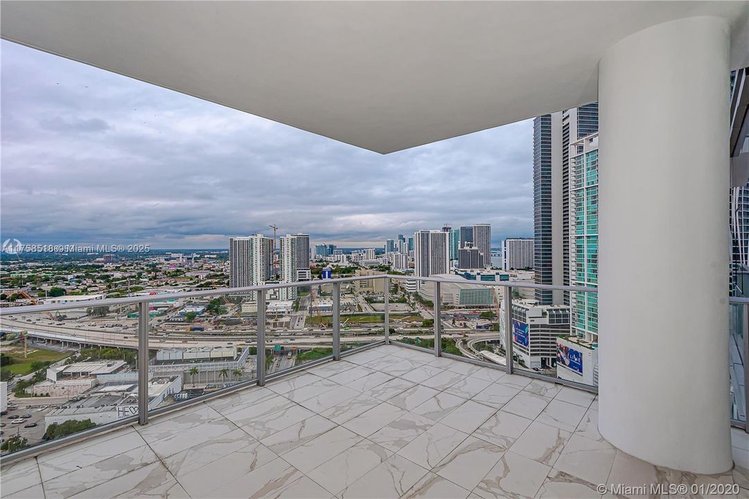 For Sale: $700,000 (1 beds, 2 baths, 1018 Square Feet)