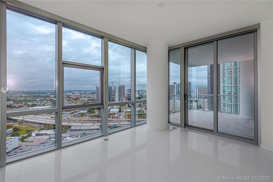 For Sale: $700,000 (1 beds, 2 baths, 1018 Square Feet)