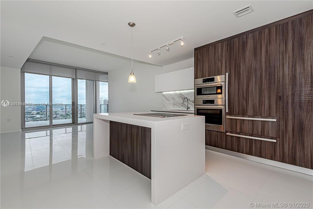 For Sale: $700,000 (1 beds, 2 baths, 1018 Square Feet)