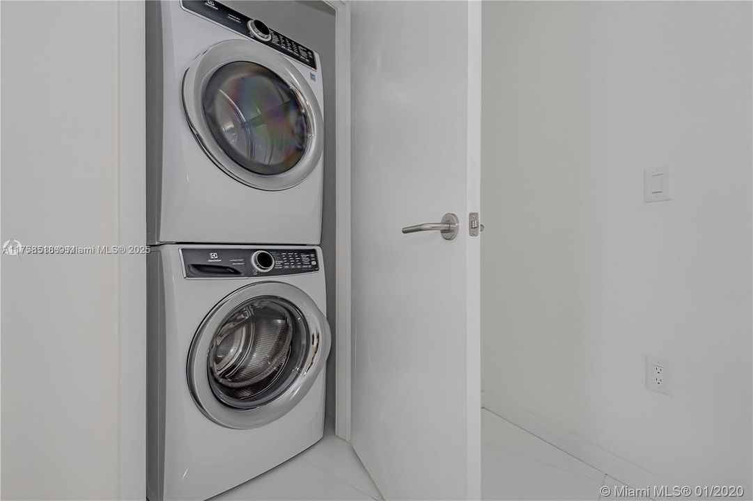 For Sale: $700,000 (1 beds, 2 baths, 1018 Square Feet)