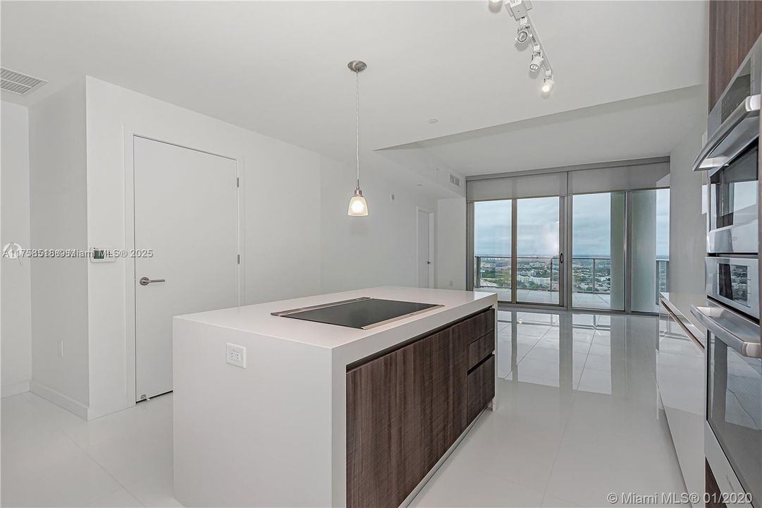 For Sale: $700,000 (1 beds, 2 baths, 1018 Square Feet)