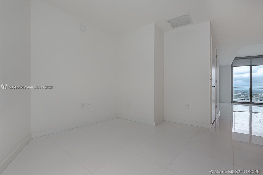 For Sale: $700,000 (1 beds, 2 baths, 1018 Square Feet)