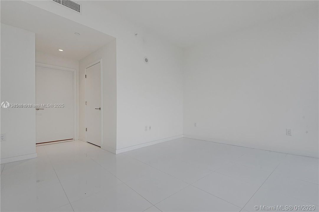 For Sale: $700,000 (1 beds, 2 baths, 1018 Square Feet)