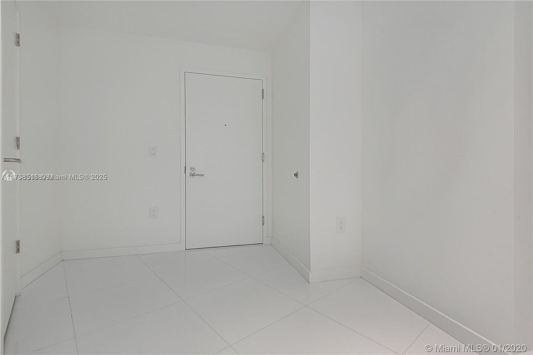 For Sale: $700,000 (1 beds, 2 baths, 1018 Square Feet)