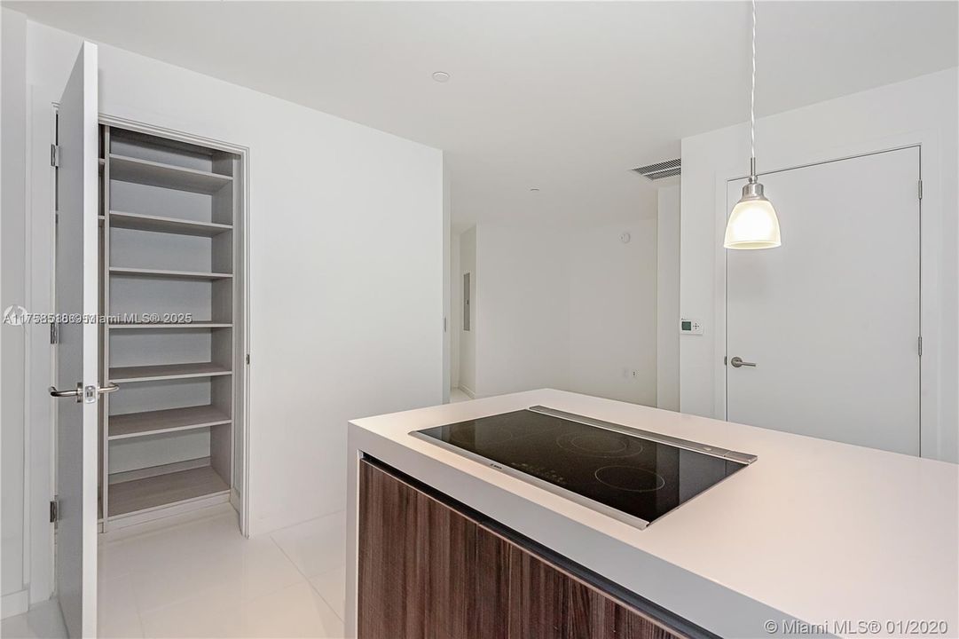 For Sale: $700,000 (1 beds, 2 baths, 1018 Square Feet)