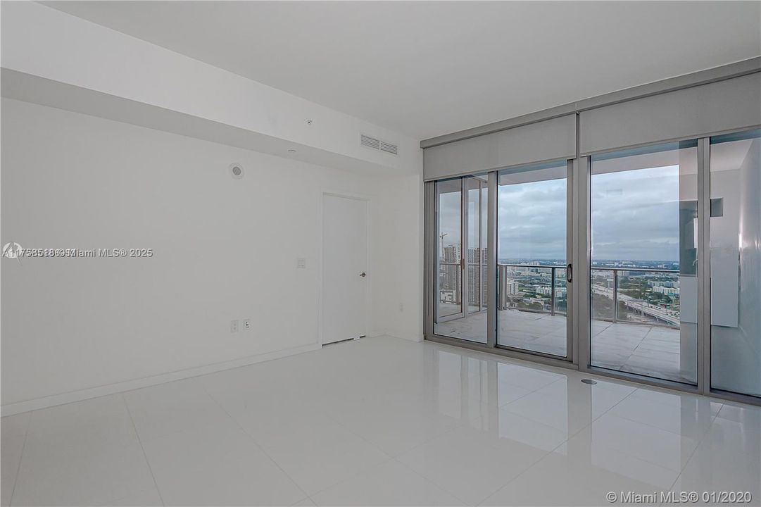 For Sale: $700,000 (1 beds, 2 baths, 1018 Square Feet)