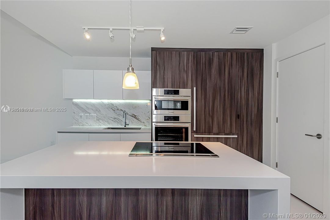For Sale: $700,000 (1 beds, 2 baths, 1018 Square Feet)
