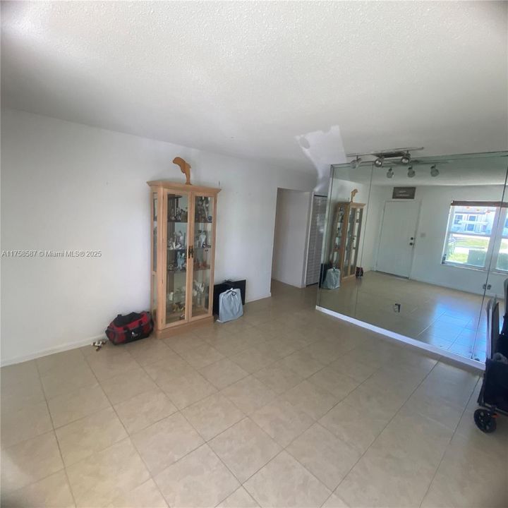 Недавно продано: $699,000 (4 спален, 3 ванн, 1750 Квадратных фут)