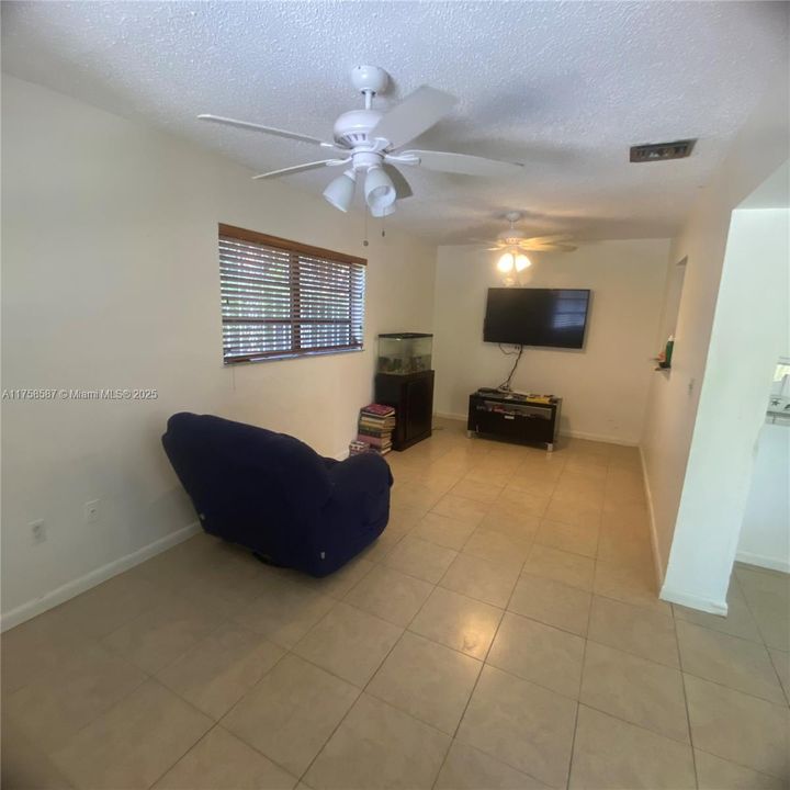 Недавно продано: $699,000 (4 спален, 3 ванн, 1750 Квадратных фут)