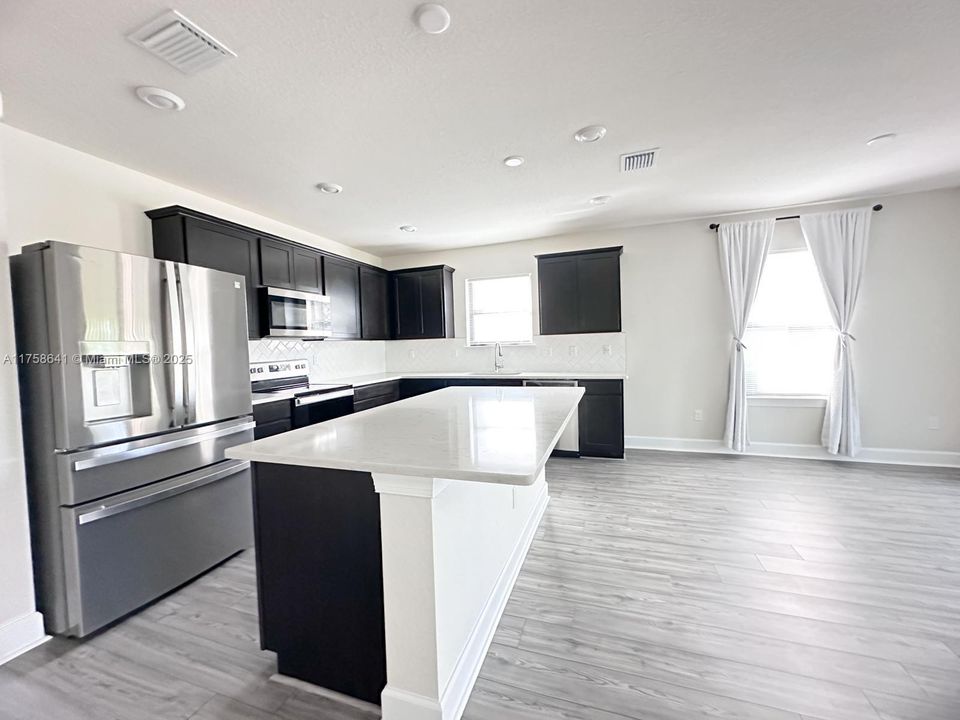 Recientemente alquilado: $2,600 (4 camas, 2 baños, 1850 Pies cuadrados)