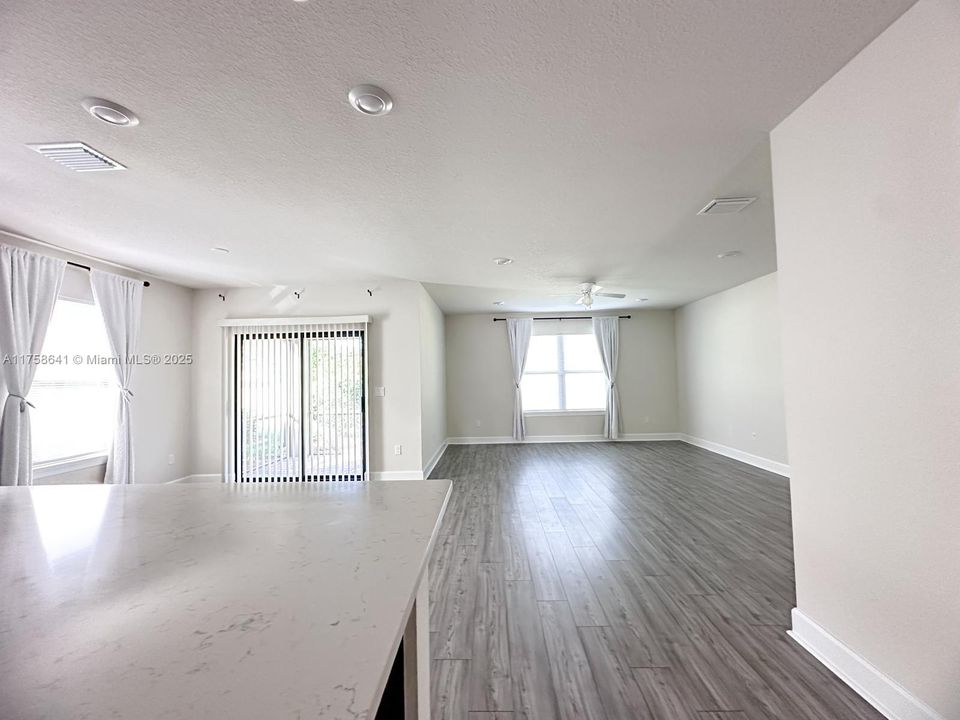 Recientemente alquilado: $2,600 (4 camas, 2 baños, 1850 Pies cuadrados)