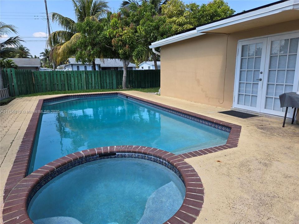 Recently Sold: $480,000 (4 beds, 2 baths, 1434 Square Feet)