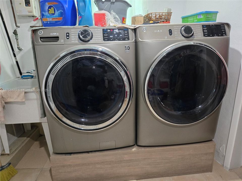 Recently Sold: $480,000 (4 beds, 2 baths, 1434 Square Feet)