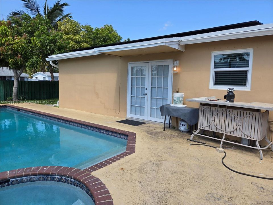 Recently Sold: $480,000 (4 beds, 2 baths, 1434 Square Feet)