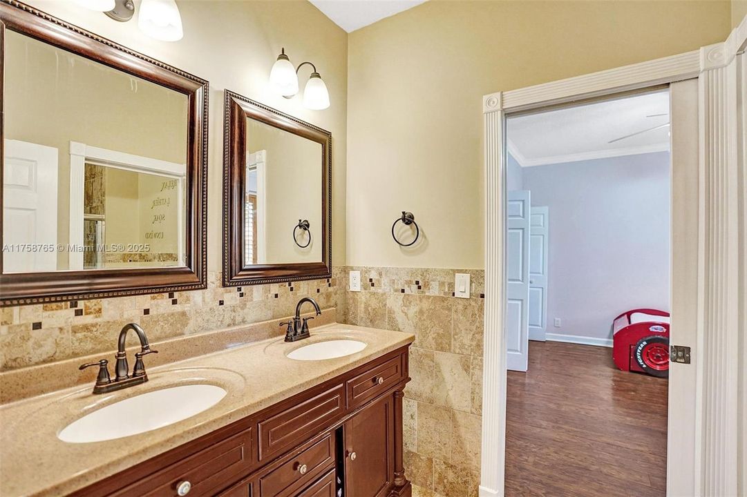 Недавно арендовано: $7,000 (5 спален, 3 ванн, 3309 Квадратных фут)