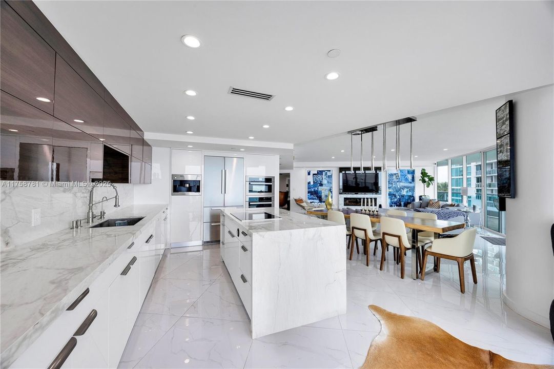 En Venta: $2,199,999 (3 camas, 3 baños, 2600 Pies cuadrados)