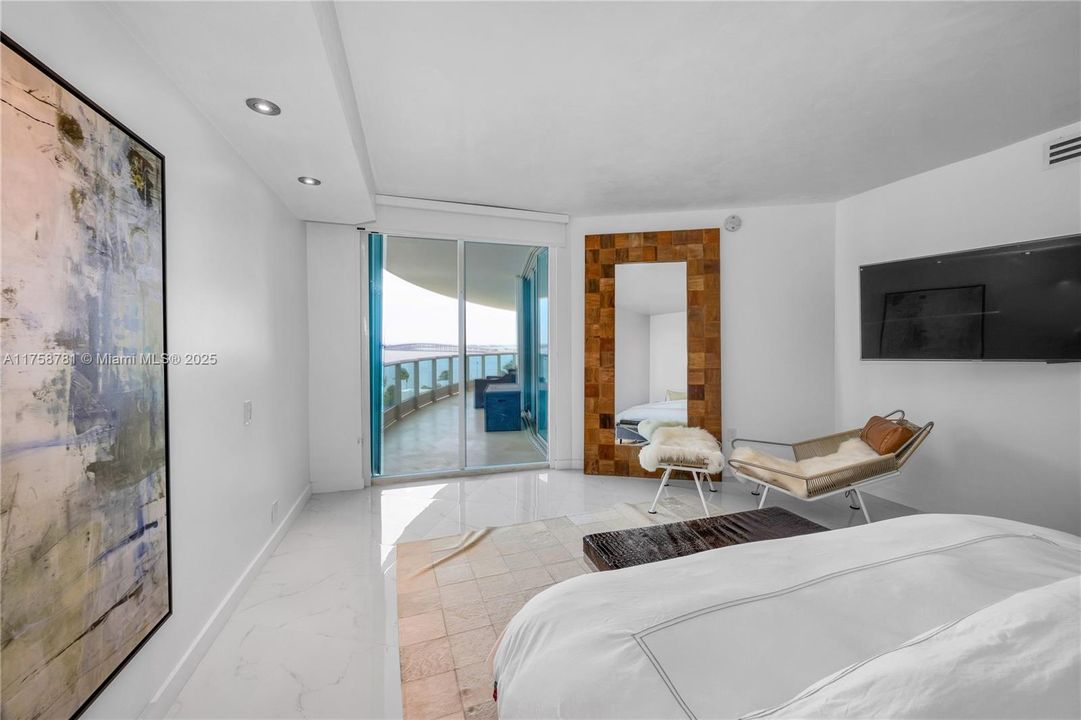 En Venta: $2,199,999 (3 camas, 3 baños, 2600 Pies cuadrados)