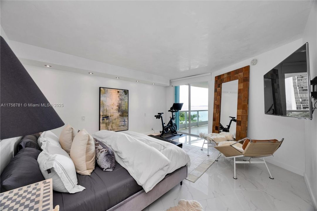 En Venta: $2,199,999 (3 camas, 3 baños, 2600 Pies cuadrados)