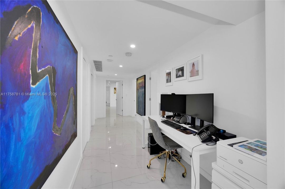 En Venta: $2,199,999 (3 camas, 3 baños, 2600 Pies cuadrados)