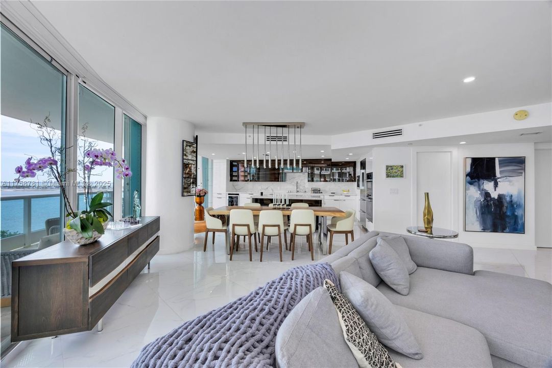 En Venta: $2,199,999 (3 camas, 3 baños, 2600 Pies cuadrados)