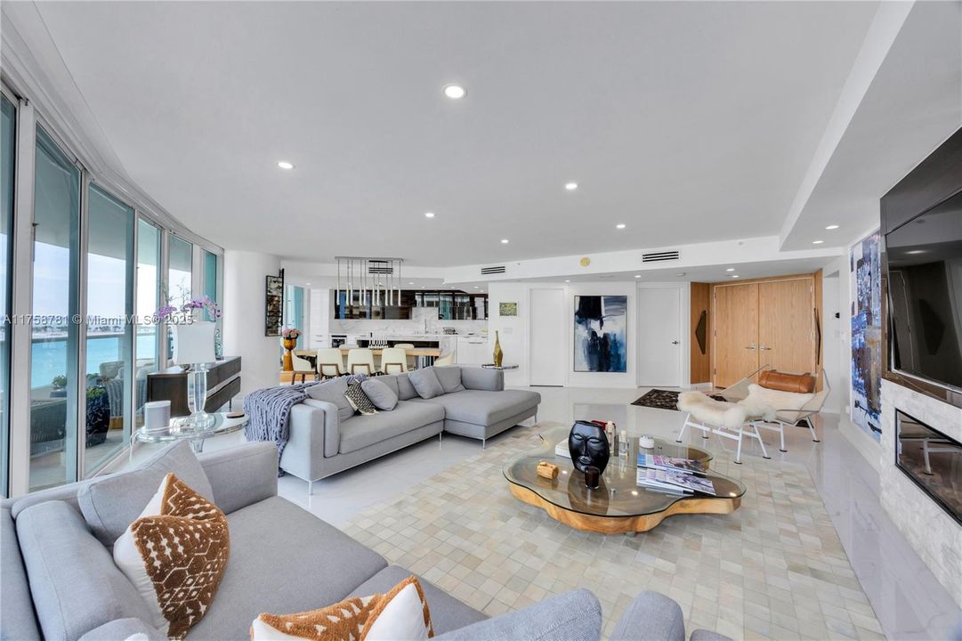 En Venta: $2,199,999 (3 camas, 3 baños, 2600 Pies cuadrados)