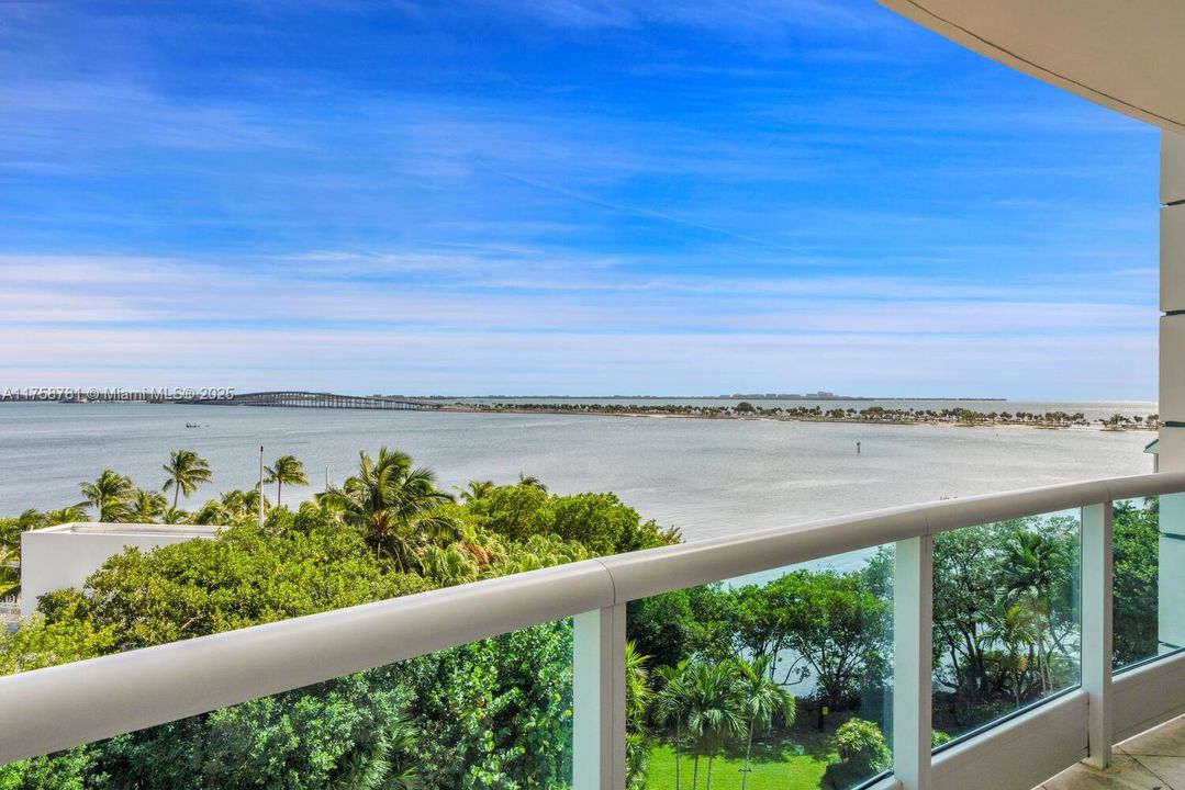 En Venta: $2,199,999 (3 camas, 3 baños, 2600 Pies cuadrados)