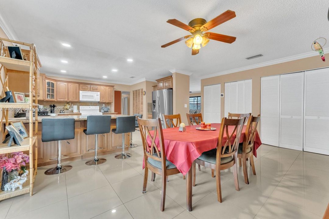 Vendido Recientemente: $699,000 (3 camas, 2 baños, 1897 Pies cuadrados)