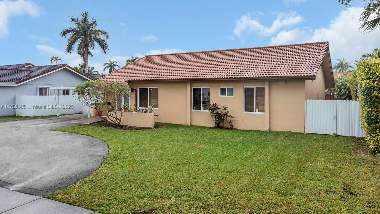 Vendido Recientemente: $699,000 (3 camas, 2 baños, 1897 Pies cuadrados)