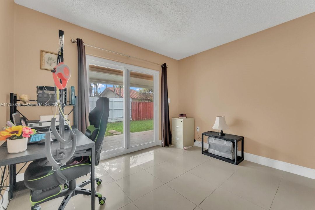 Vendido Recientemente: $699,000 (3 camas, 2 baños, 1897 Pies cuadrados)