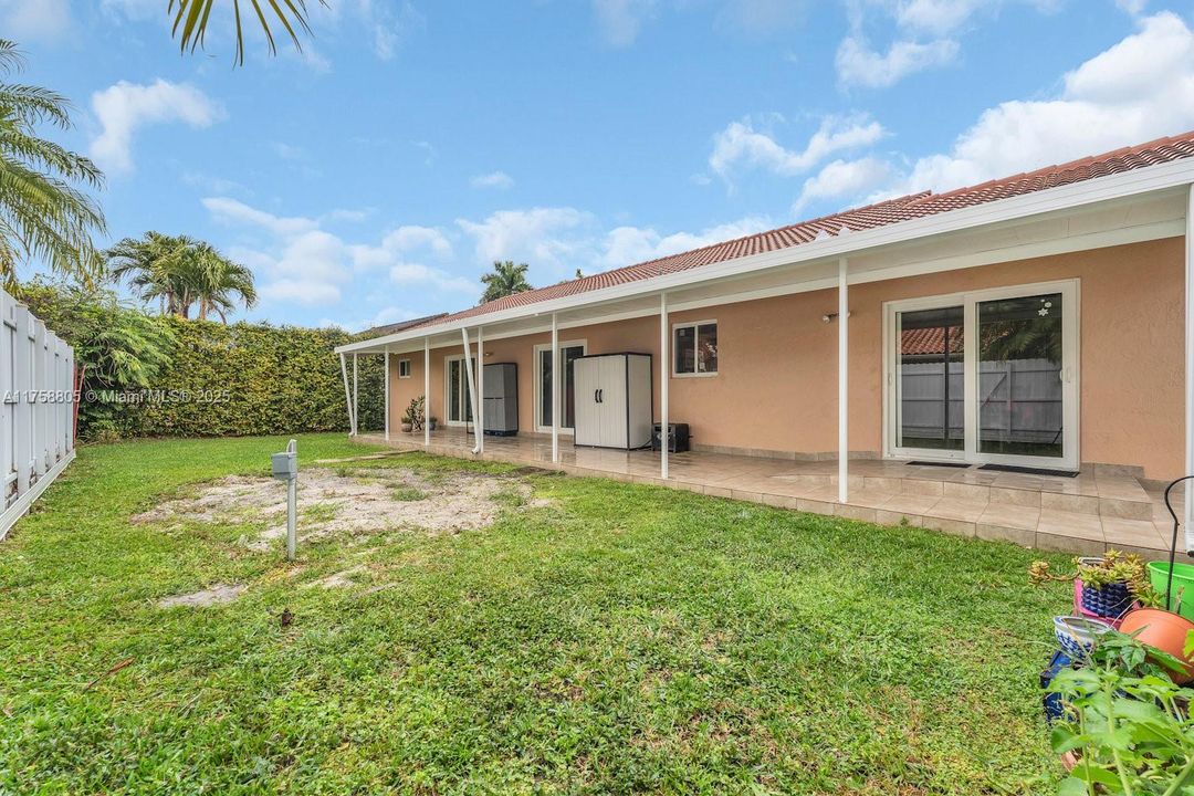 Vendido Recientemente: $699,000 (3 camas, 2 baños, 1897 Pies cuadrados)