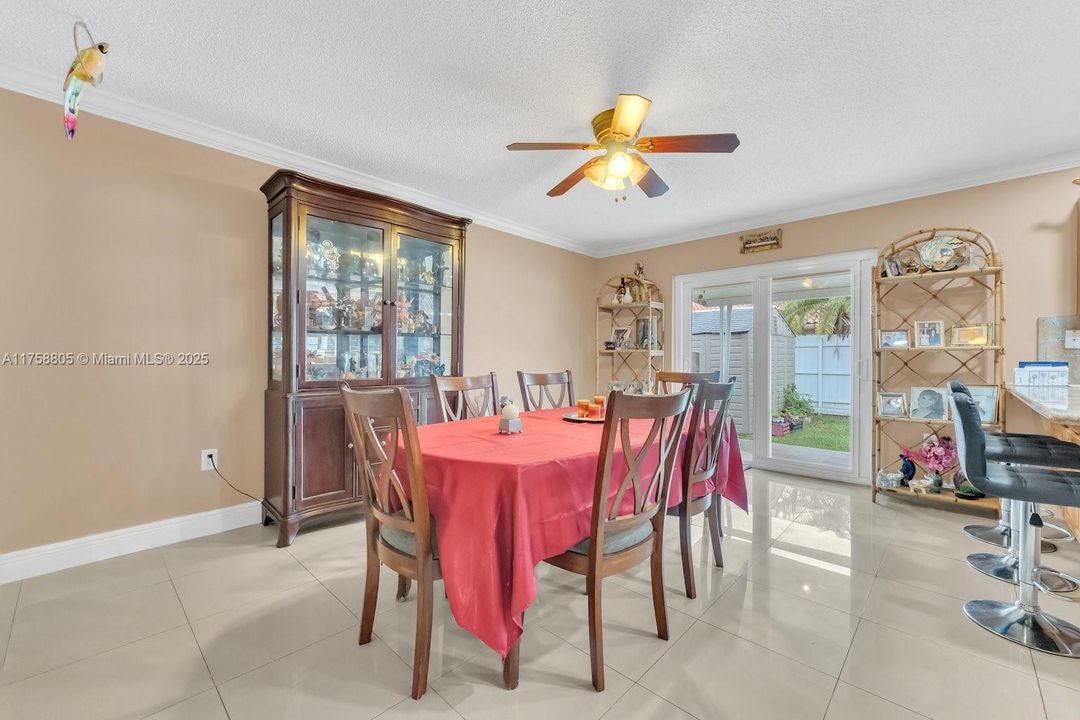 Vendido Recientemente: $699,000 (3 camas, 2 baños, 1897 Pies cuadrados)