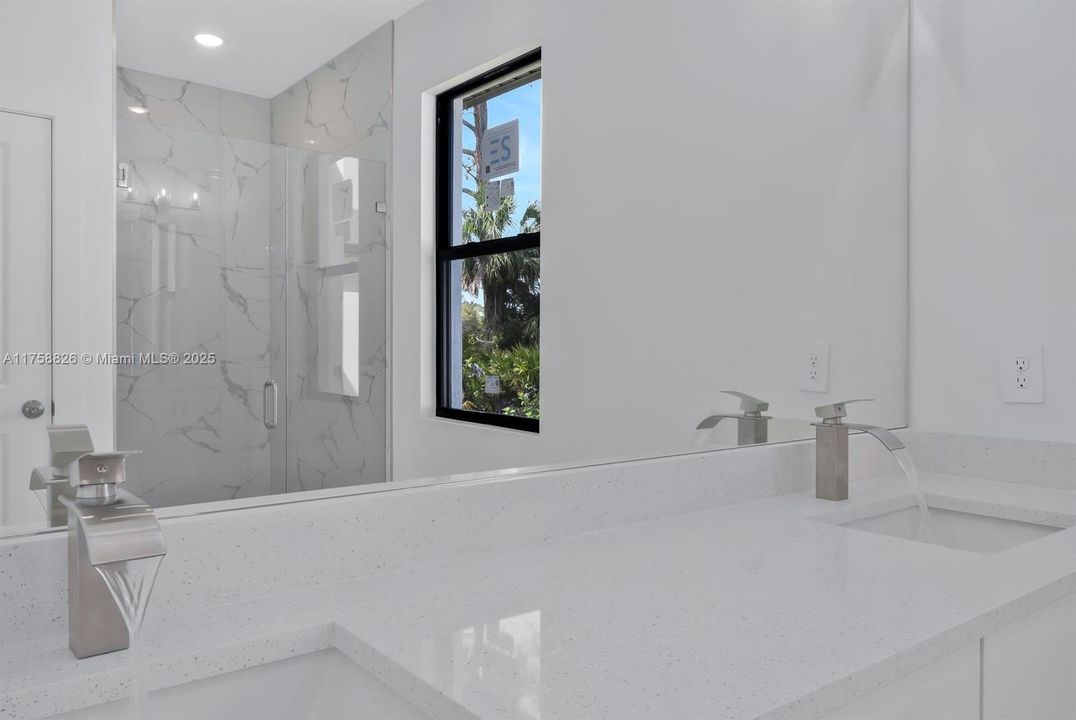 Недавно продано: $344,999 (3 спален, 2 ванн, 1874 Квадратных фут)