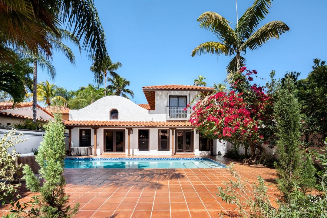 Recently Sold: $3,350,000 (4 beds, 3 baths, 2868 Square Feet)