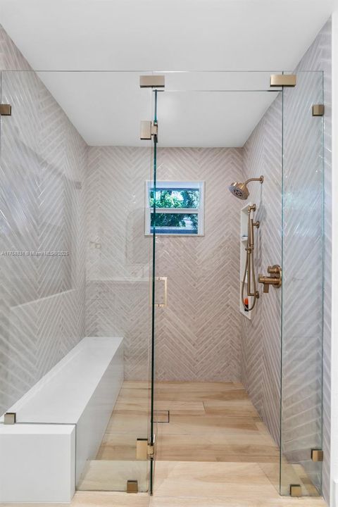 Recently Sold: $3,350,000 (4 beds, 3 baths, 2868 Square Feet)