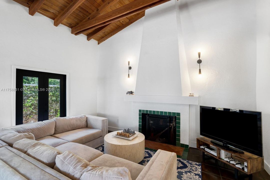 Recently Sold: $3,350,000 (4 beds, 3 baths, 2868 Square Feet)