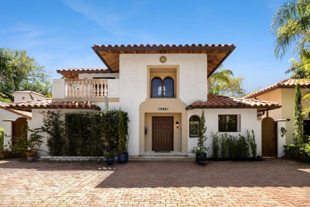 Recently Sold: $3,350,000 (4 beds, 3 baths, 2868 Square Feet)