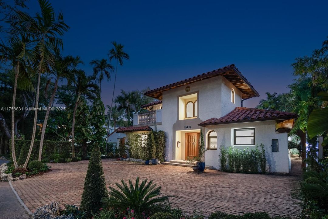 Recently Sold: $3,350,000 (4 beds, 3 baths, 2868 Square Feet)