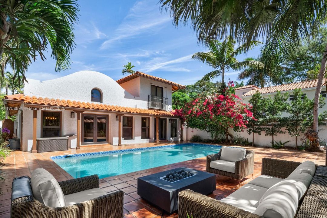 Recently Sold: $3,350,000 (4 beds, 3 baths, 2868 Square Feet)