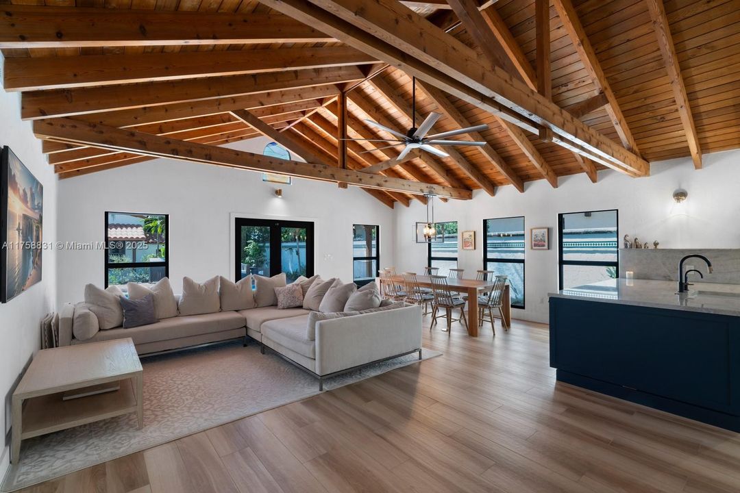 Recently Sold: $3,350,000 (4 beds, 3 baths, 2868 Square Feet)