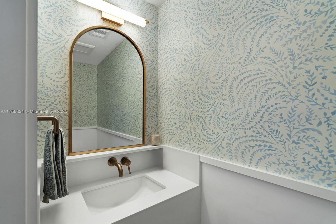 Recently Sold: $3,350,000 (4 beds, 3 baths, 2868 Square Feet)